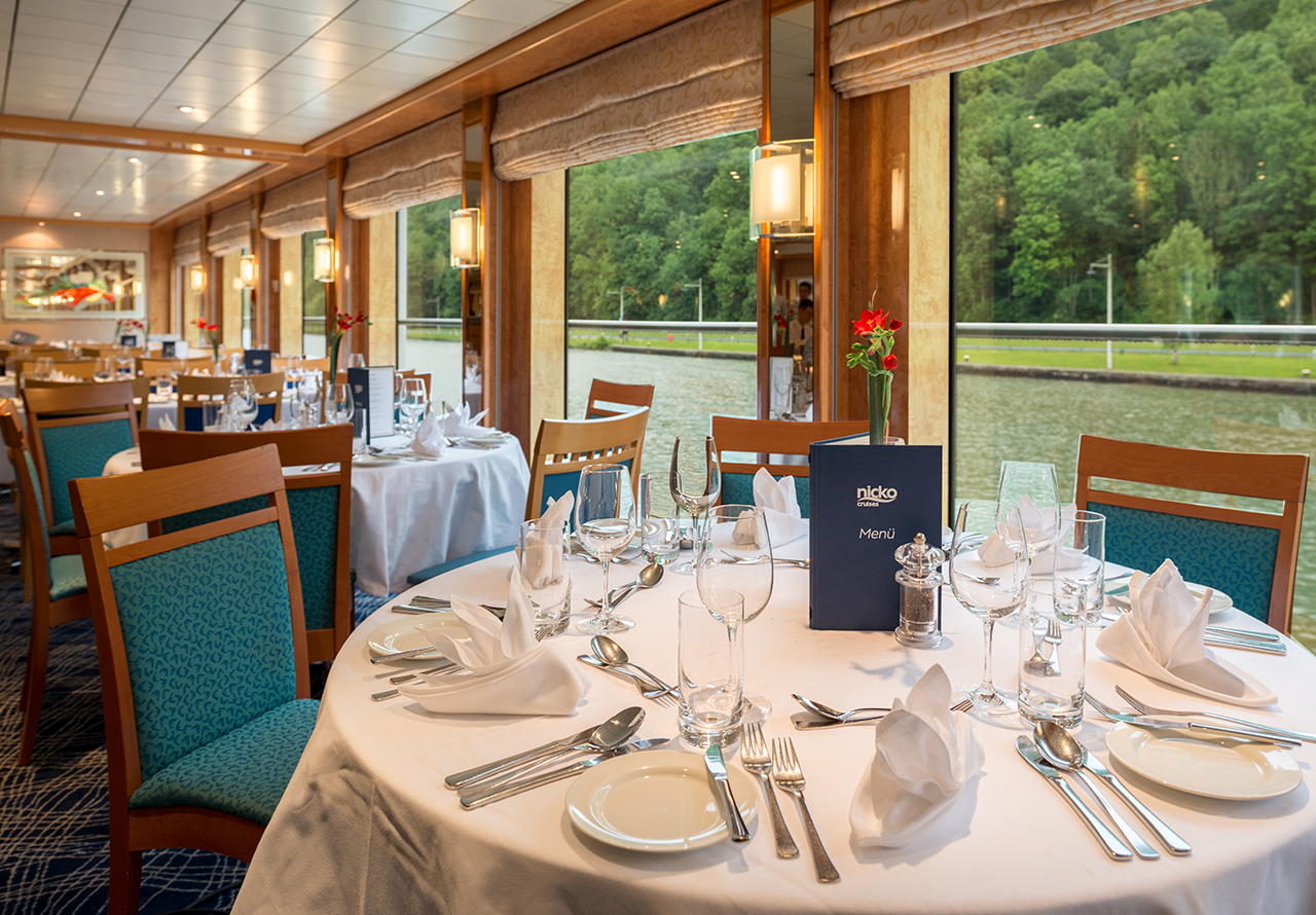 Extraordinarias vistas a través de los amplios ventanales del Panorama Restaurant a bordo del MS Maxima CRUCEROS FLUVIALES MS MAXIMA CRUCEROS DANUBIO CRUCEROS EUROPA DEL ESTE CRUCEROS VIENA DANUBIO CRUCEROS BUDAPEST CRUCEROS HUNGRIA AUSTRIA CRUCEROS FLUVIALES DANUBIO #Danubio #CrucerosDanubio #DanubeCruises #Danube #Viena #Vienna #Budapest #Melk #HungaryCruises