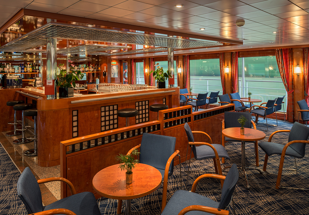 El Salón Panorama les ofrece un gran confort en un ambiente de relajada y agradable elegancia y a través de sus grandes ventanales nos regala unas vistas extraordinarias del maravilloso paisaje que nos ofrece este espléndido itinerario. CRUCEROS FLUVIALES MS MAXIMA CRUCEROS DANUBIO CRUCEROS EUROPA DEL ESTE CRUCEROS VIENA DANUBIO CRUCEROS BUDAPEST CRUCEROS HUNGRIA AUSTRIA CRUCEROS FLUVIALES DANUBIO #Danubio #CrucerosDanubio #DanubeCruises #Danube #Viena #Vienna #Budapest #Melk #HungaryCruises