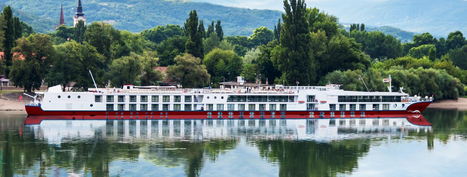 El MS Maxima navegando por las tranquilas aguas del Danubio... CRUCEROS FLUVIALES MS MAXIMA CRUCEROS DANUBIO CRUCEROS EUROPA DEL ESTE CRUCEROS VIENA DANUBIO CRUCEROS BUDAPEST CRUCEROS HUNGRIA AUSTRIA CRUCEROS FLUVIALES DANUBIO #Danubio #CrucerosDanubio #DanubeCruises #Danube #Viena #Vienna #Budapest #Melk #HungaryCruisesDAPEST CRUCEROS