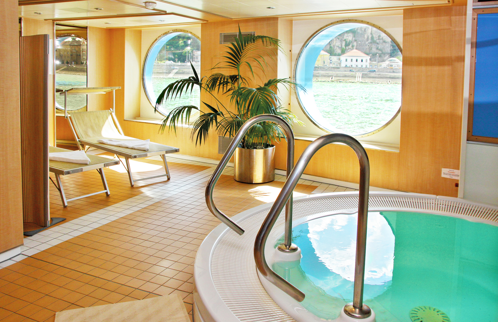 Desde todos los rincones del buque encontraremos grandes ventanales desde los que disfrutar del paisaje, como ocurre en este área de descanso -con jacuzzi- en el Spa del MS Maxima. CRUCEROS FLUVIALES MS MAXIMA CRUCEROS DANUBIO CRUCEROS EUROPA DEL ESTE CRUCEROS VIENA DANUBIO CRUCEROS BUDAPEST CRUCEROS HUNGRIA AUSTRIA CRUCEROS FLUVIALES DANUBIO #Danubio #CrucerosDanubio #DanubeCruises #Danube #Viena #Vienna #Budapest #Melk #HungaryCruises