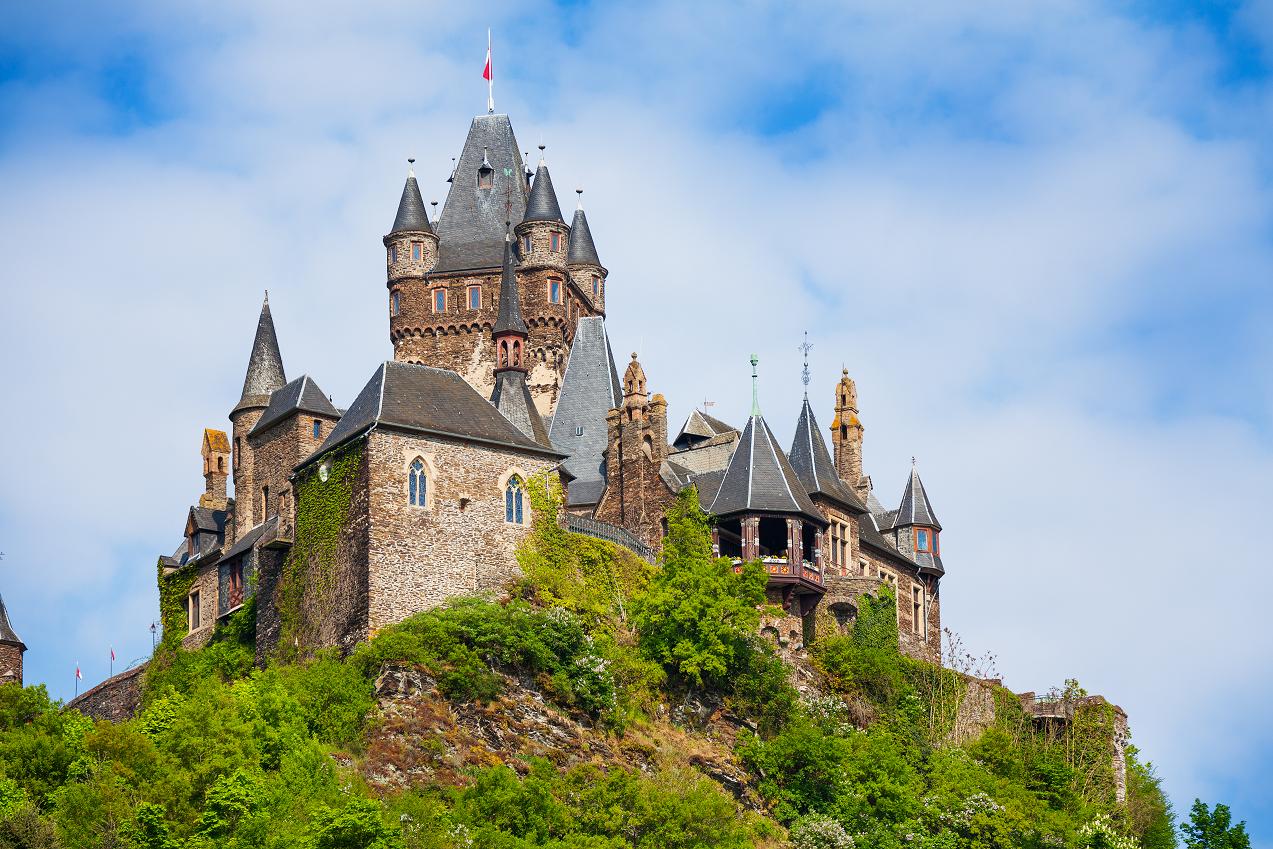 El Reichsburg Schloss en Cochem (Alemania) en la orilla del río Mosela, un afluente del Rhin CRUCEROS RHIN CRUCEROS MOSELA CRUCEROS ALEMANIA CRUCEROS FLUVIALES CRUCEROS EN ESPAÑOL POR LOS RIOS CRUCEROS CASTILLOS DEL RHIN RHINE CASTLES CRUISES