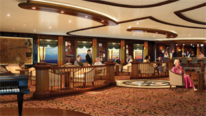 El espacioso y elegante Midships Bar