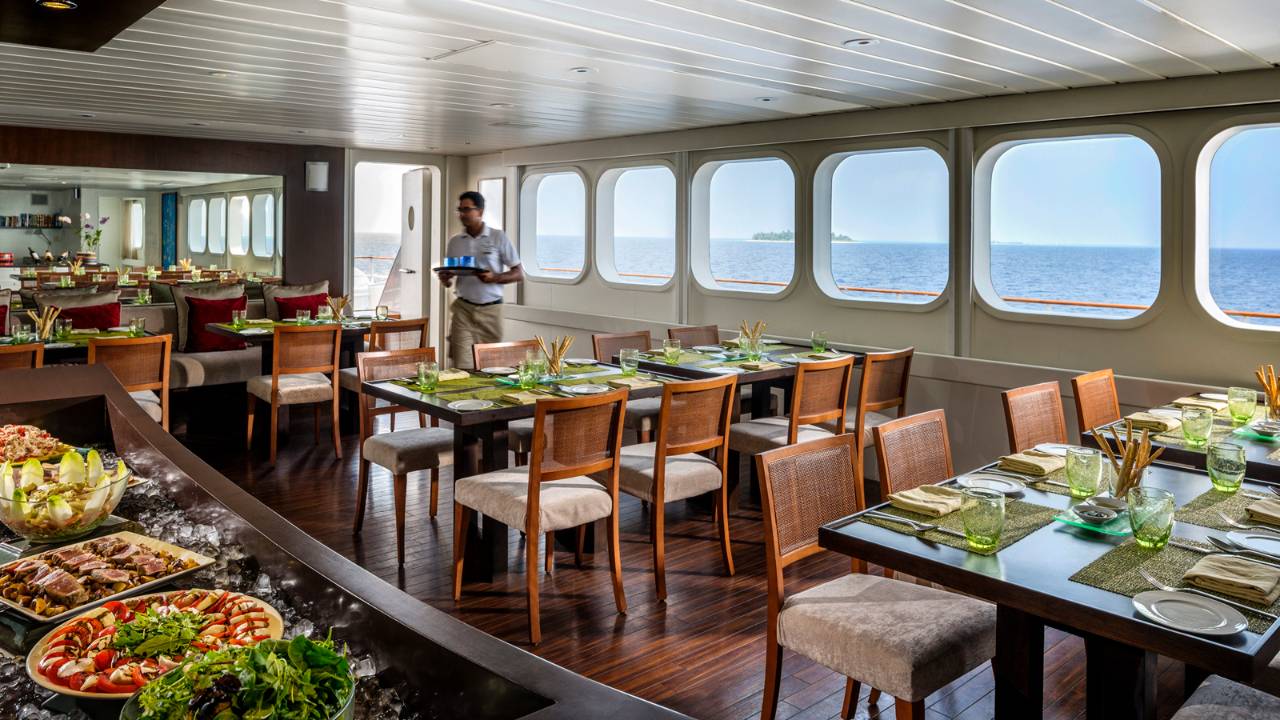 El Restaurante a bordo del Catamarán "Four Seasons Explorer" CRUCEROS FOUR SEASONS EXPLORER MALDIVAS MALDIVES CRUISES HONEYMOON CRUISES CRUCEROS VIAJES DE NOVIOS MALDIVAS