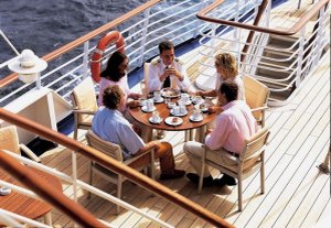 Disfrute de las vistas mientras toma un relajante Té en cubierta con los amigos CRUCERO DE LUJO ORIENTE SUDAMERICA