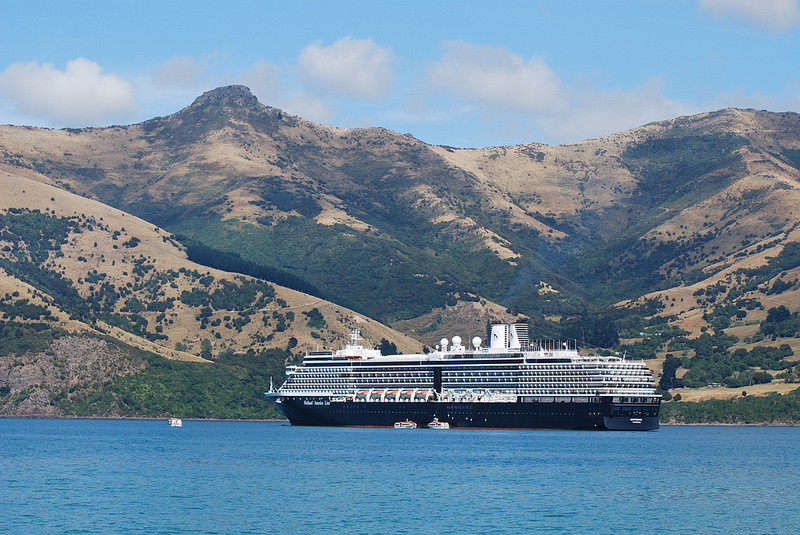 El Oosterdam fondeando en Akaroa (Nueva Zelanda) CRUCEROS AKAROA NUEVA ZELANDA CRUCEROS NEW ZEALAND CRUISES CRUCEROS AUSTRALIA CRUCEROS OCEANIA CRUCEROS PACIFICO SUR CRUCEROS EXOTICOS CRUCEROS DE LUJO