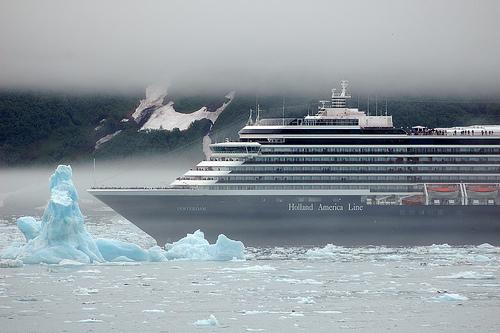 El Oosterdam navegando por las gélidas aguas frente al glaciar Hubbard en Alaska OOSTERDAM ALASKA CRUCEROS CRUISES ALASKA GLACIAR HUBBARD