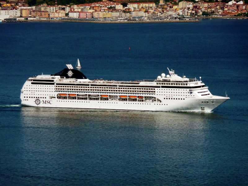 El MSC Opera navegando en aguas de Brasil MSC OPERA CRUCEROS BRASIL DESCUENTOS OFERTAS SANTOS BUENOS AIRES CRUCEROS ARGENTINA