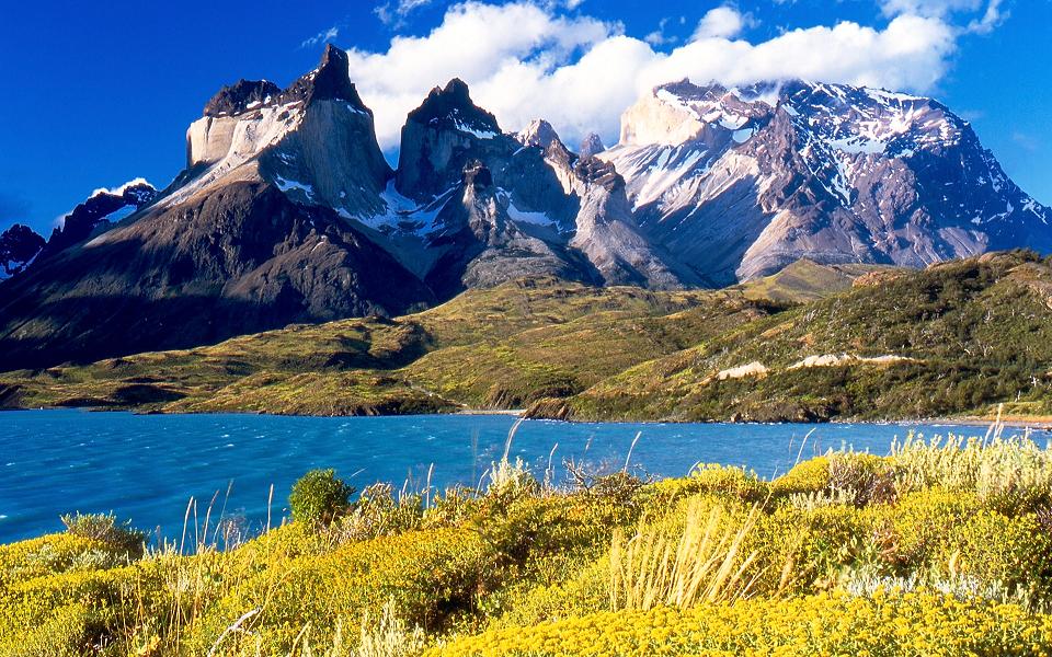 Los Cuernos del Paine vistos desde el Lago Peho, una de las maravillas naturales de Chile CRUCEROS SUDAMERICA CHILE ARGENTINA HISPANOAMERICA OFERTAS CRUCEROS AUSTRALES