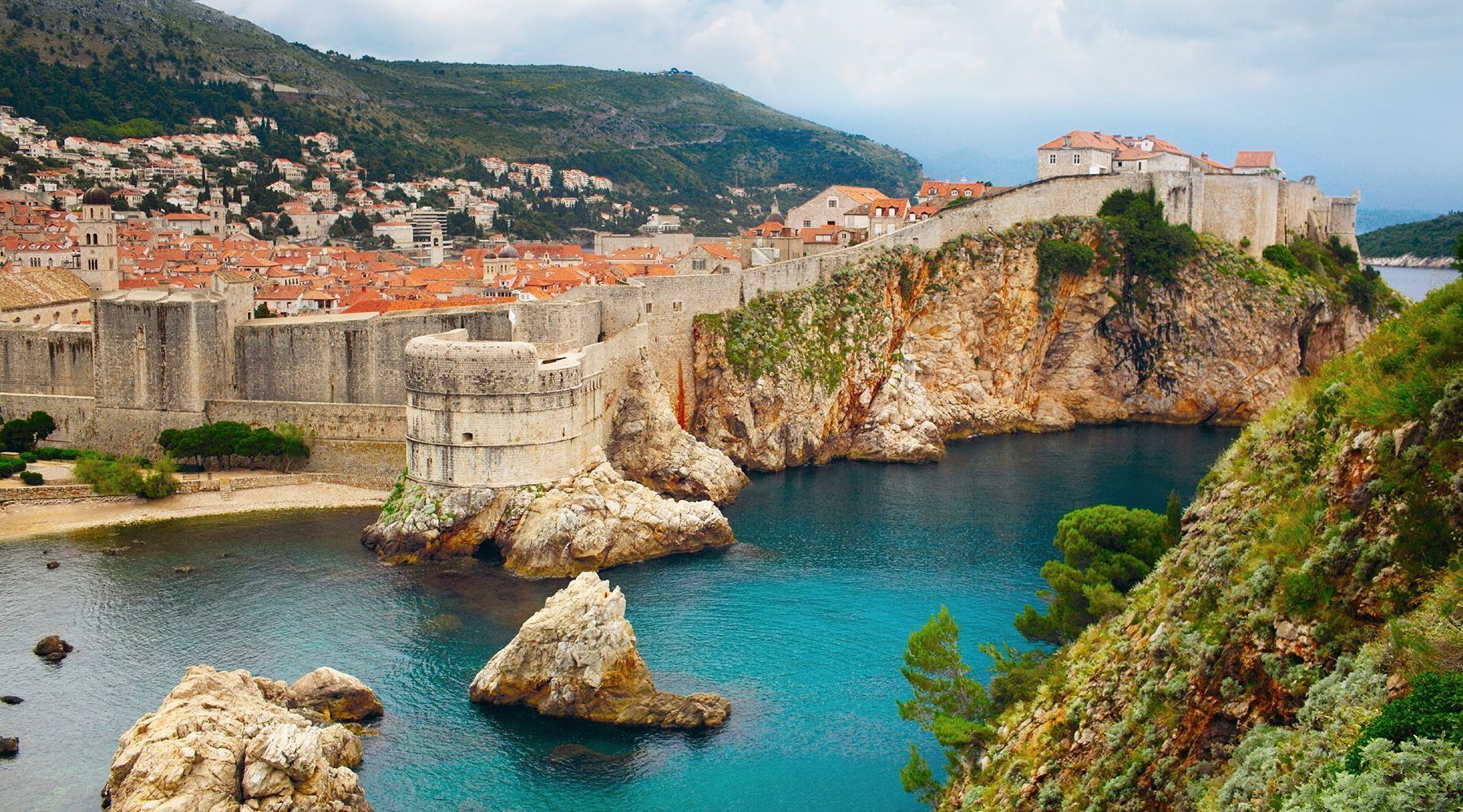Las impresionantes murallas de Dubrovnik en Croacia fueron el escenario de varias batallas en la Serie "Juego de Tronos" (Game of Thrones), simulando ser "Desembarco del Rey" (King´s Landing) en la serie... y es lógico, pocas ciudades del Mediterráneo han logrado salvar su centro histórico tan bien preservado como Dubrovnik CRUCEROS GRECIA CRUCEROS NCL CRUCEROS MEDITERRANEO ORIENTAL CRUCEROS NORWEGIAN STAR CROACIA CRUCEROS GRECIA CRUCEROS MEDITERRANEO DESDE VENECIA CRUCEROS MEDITERRANEO ORIENTAL DESDE VENECIA NCL CRUCEROS VERANO NORWEGIAN STAR GRECIA CRUCEROS CROACIA GREECE CRUISES CROATIA CRUISES NCL CRUISES NORWEGIAN STAR CRUISES SUMMER CRUISES NORWEGIAN STAR CRUCEROS OFERTA GRECIA CRUCEROS BARATOS GRECIA Y CROACIA