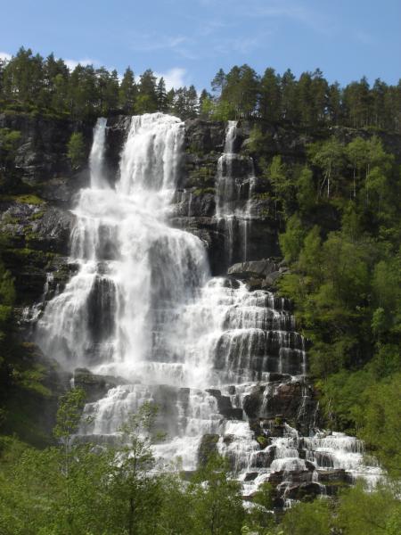 Las Cascadas y saltos de agua salen siempre a nuestro encuentro regalándonos bellas estampas como esta FIORDOS NORUEGOS OFERTA ESPECIAL