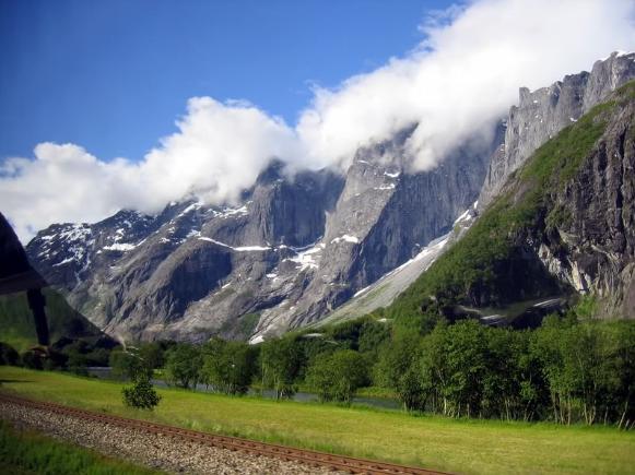 La pared del Troll la pared de roca vertical más alta de Europa con 1100 metros NORUEGA CRUCEROS