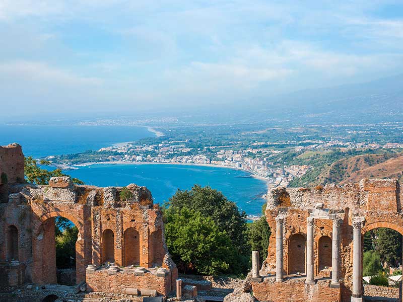 Impresionante panorámica de la Costa Siciliana desde el Teatro Griego de Taormina (Sicilia) CRUCEROS TAORMINA SICILIA CRUCEROS ITALIA CRUCEROS MESSINA SICILIA CRUCEROS TAORMINA
