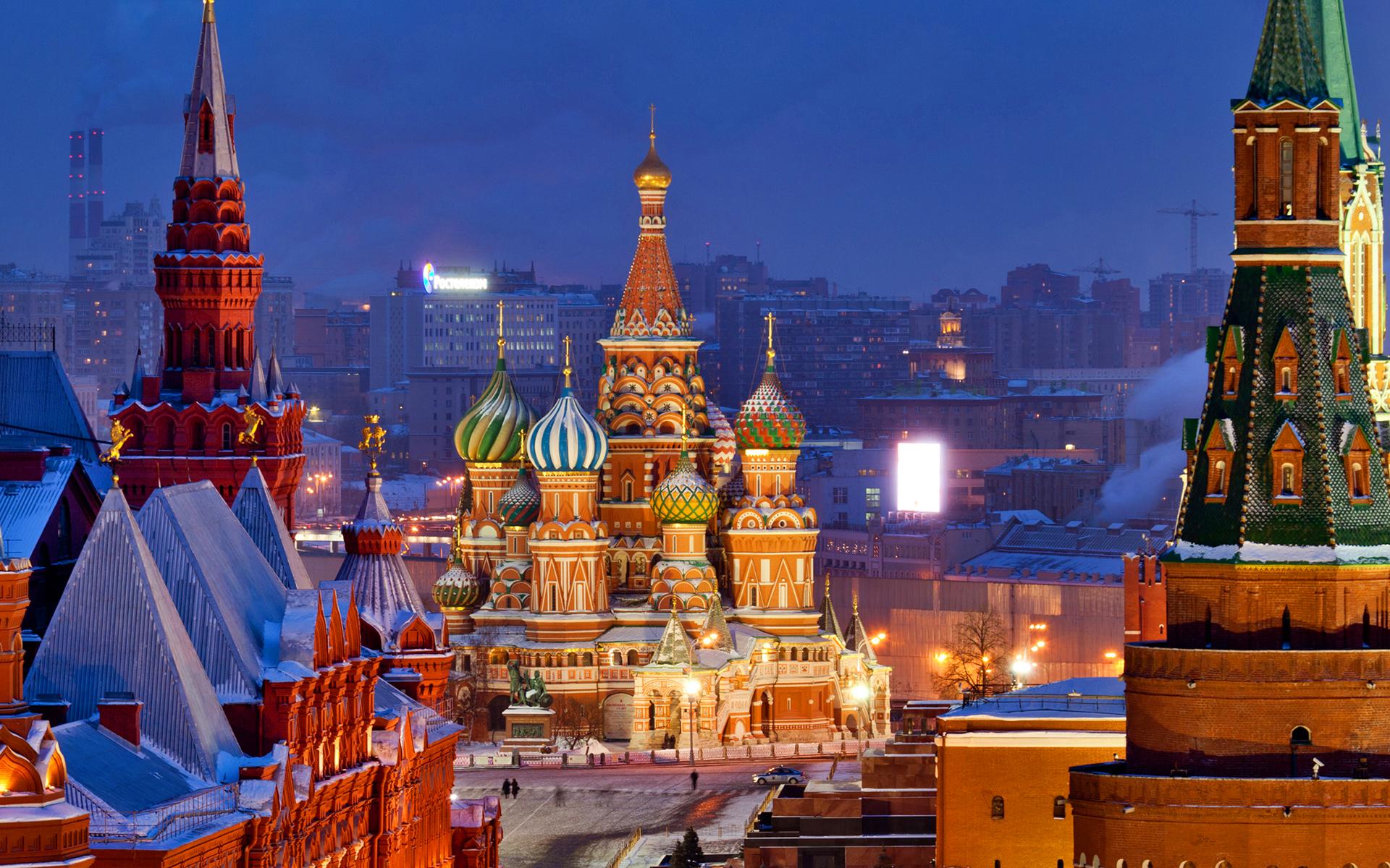 Los monumentos de Moscú aún son mas bellos iluminados por la noche... aquí vemos un ejemplo con la Plaza Roja. CRUCEROS FLUVIALES RUSIA MOSCU CRUCEROS VOLGA RUSSIAN RIVER CRUISES MOSCOW CRUISES CROCIERE RUSSIA RUSSIAN WATERWAYS UNIWORLD IMPERIAL WATERWAYS OF RUSIA CRUCERO RUSIA ZARISTA CRUCERO DE LUJO RUSIA