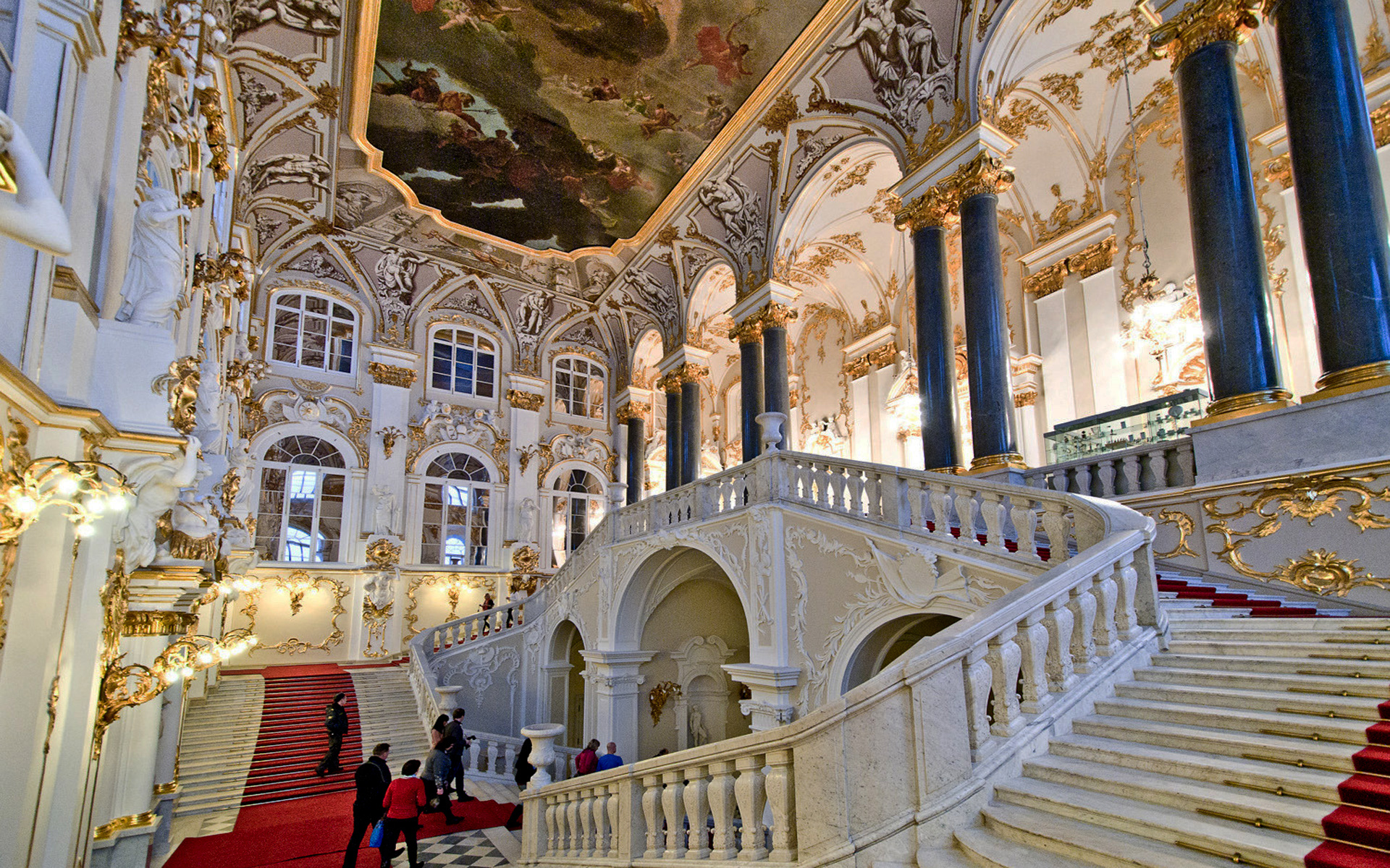La monumental escalera de entrada del Museo Hermitage de San Petersburgo, que acaba de ser restaurada para hacerla recuperar todo su esplendor... CRUCEROS RUSIA SAN PETERSBURGO HERMITAGE CRUCEROS RUSIA CRUCEROS FLUVIALES VOLGA RUSSIAN RIVER CRUISES