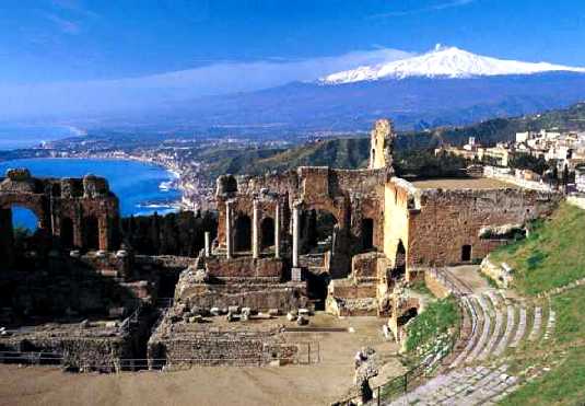 La bella ciudad de Taormina con el Etna al fondo