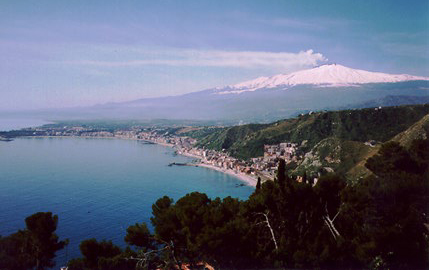 Vista de la ciudad de Taormina con el Monte Etna al fondo
