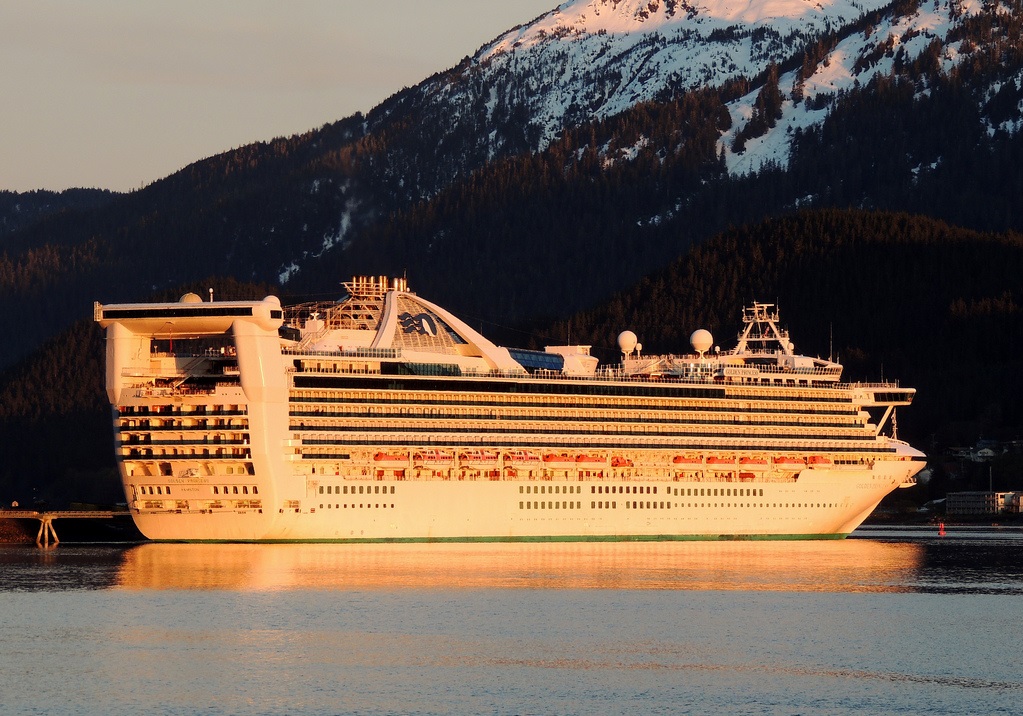 Nuestro buque el GOLDEN PRINCESS atracado en el puerto de Juneau (Alaska) al atardecer... CRUCEROS ALASKA GOLDEN PRINCESS CRUCEROS ALASKA PRINCESS CRUISES CRUCEROS ALASKA CRUCEROS DE LUJO OFERTAS