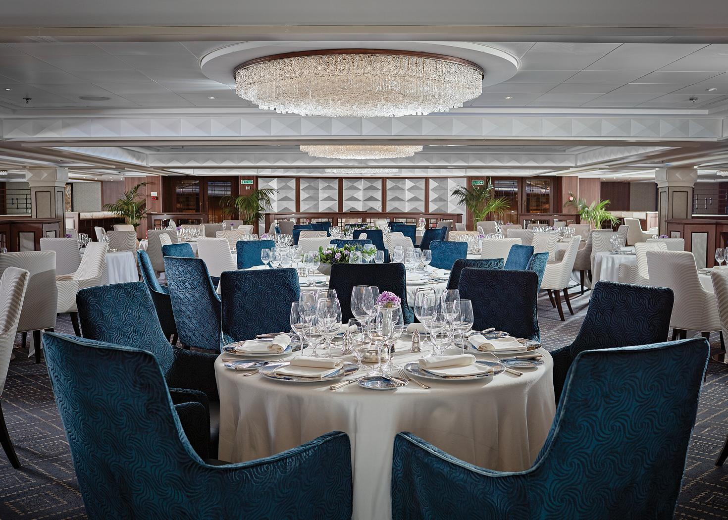 El elegante y refinado restaurante Compass Rose a bordo del recién renovado Seven Seas Navigator (Regent Seven Seas Cruises) REGENT SEVEN SEAS CRUISES SEVEN SEAS NAVIGATOR REGENT CRUISES LUXURY CRUISES REGEN SEVEN SEAS CRUCEROS DE LUJO REGENT SEVEN SEAS NAVIGATOR CRUCEROS RSSC REGENT CRUISES CRUCEROS EN SUITE #crucerosdelujo #luxurycruises #crucerosexclusivos #regentsevenseas #regentcruises #rssc #crucerosregent #sevenseasnavigator #crucerosensuite #crucerospararicos #richpeoplecruises #millionairescruises