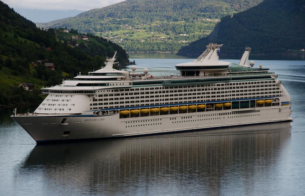 Nuestro buque, el grandioso Adventure of the Seas navegando por los impactantes Fiordos Noruegos en una mañana de Verano CRUCEROS ADVENTURE OF THE SEAS FIORDOS NORUEGOS CRUCEROS NORUEGA NORWAY FJORDS ROYAL CARIBBEAN CRUCEROS NORTE DE EUROPA ADVENTURE OF THE SEAS