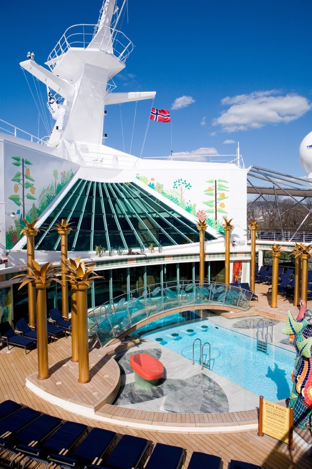 Una de las piscinas del Independence of the Seas CRUCEROS INDEPENDENCE OF THE SEAS CRUCEROS ROYAL CARIBBEAN CRUCEROS DESDE SOUTHAMPTON CRUCEROS MEDITERRANEO DESDE INGLATERRA CRUCEROS LARGOS ROYAL CARIBBEAN CLASE FREEDOM ROYAL CARIBBEAN