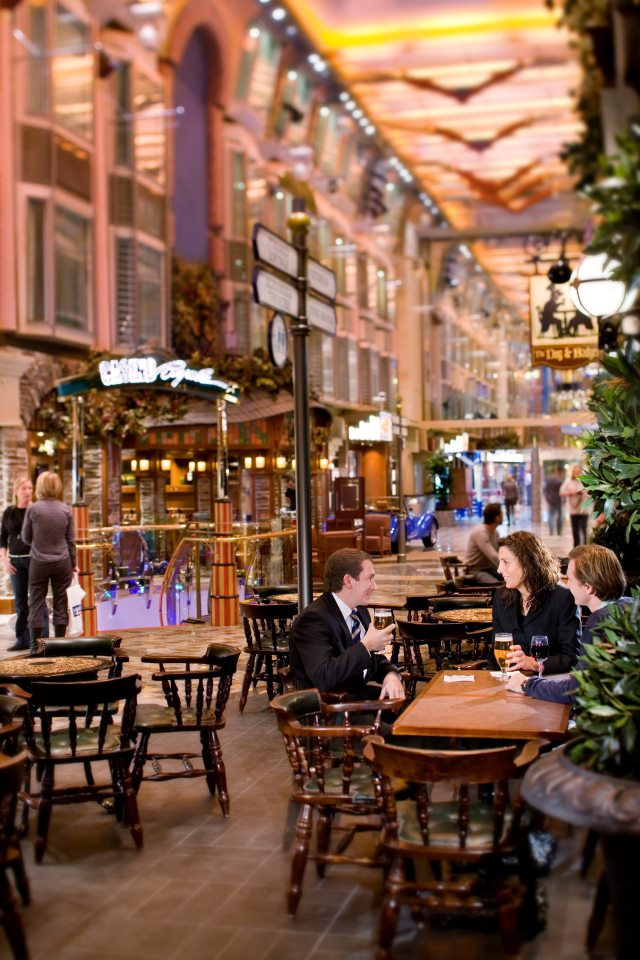 El Pub inglés "Dog & Badger" está situado en la Royal Promenade CRUCEROS INDEPENDENCE OF THE SEAS CRUCEROS ROYAL CARIBBEAN CRUCEROS DESDE SOUTHAMPTON CRUCEROS MEDITERRANEO DESDE INGLATERRA