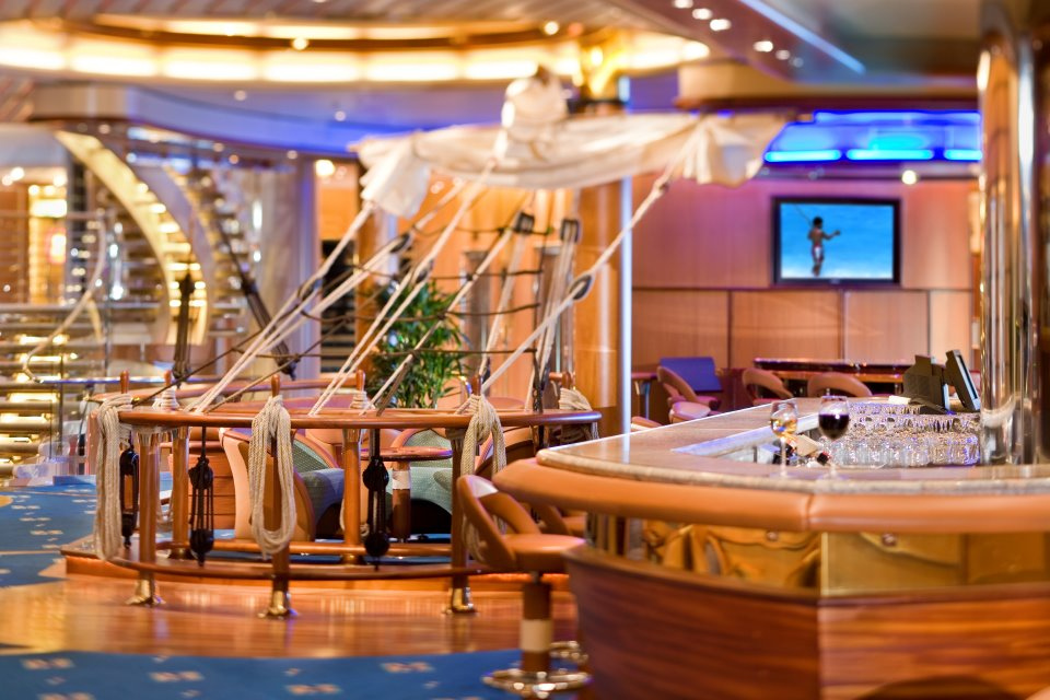 El Schooner Bar es un clásico de los buques de Royal Caribbean y está decorado con elementos de estilo marinero CRUCEROS INDEPENDENCE OF THE SEAS CRUCEROS ROYAL CARIBBEAN CRUCEROS DESDE SOUTHAMPTON CRUCEROS MEDITERRANEO DESDE INGLATERRA CRUCEROS LARGOS ROYAL CARIBBEAN CLASE FREEDOM ROYAL CARIBBEAN