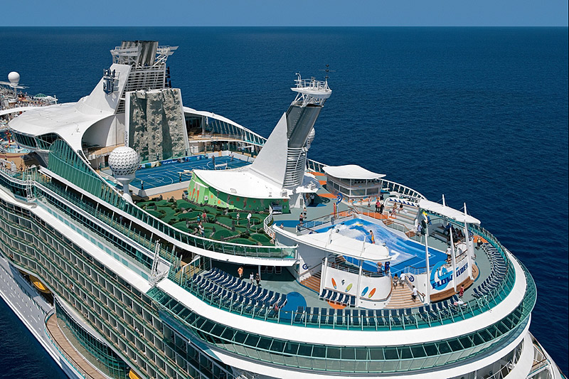 Imagen aerea de la popa del Independence of the Seas, donde podremos apreciar el simulador de surf FlowRider®, la cancha de baloncesto de tamaño reglamentario, el minigolf... CRUCEROS INDEPENDENCE OF THE SEAS CRUCEROS ROYAL CARIBBEAN CRUCEROS DESDE SOUTHAMPTON CRUCEROS MEDITERRANEO DESDE INGLATERRA CRUCEROS LARGOS ROYAL CARIBBEAN CLASE FREEDOM ROYAL CARIBBEAN