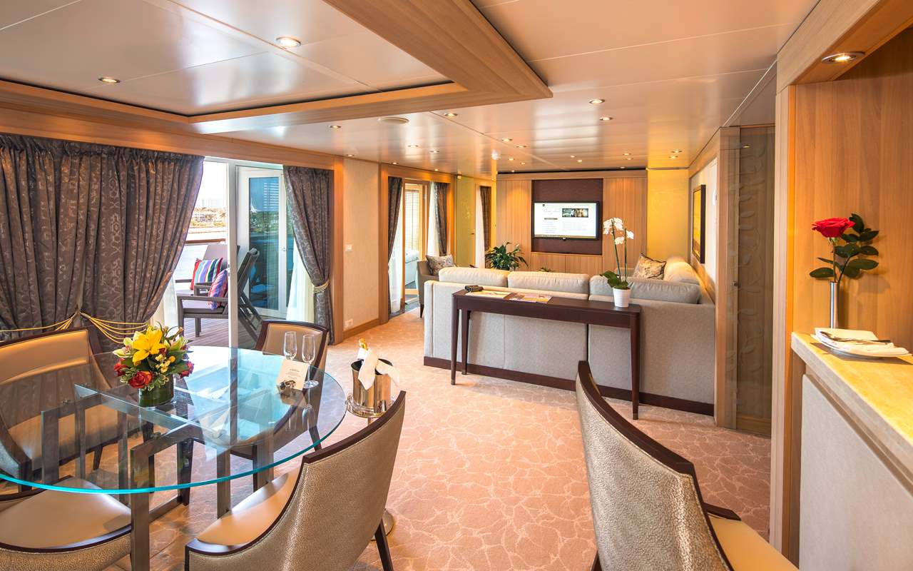 La elegancia y el confort de las Suites a bordo de los yates de Seabourn son extraordinarias... los materiales más finos, mobiliario confortable y ergonómico, con luces inteligentemente ubicadas, grandes y luminosos balcones con acceso a amplias terrazas con vistas extraordinarias (casi todas las suites a bordo tienen su propia terraza privada), confortables camas con sábanas de algodón egipcio... Déjese mimar por los detalles de su Suite. (FOTO: Salón de la recientemente remodelada Wintergarden Suite a bordo del Seabourn Odyssey) CRUCEROS DE LUJO SEABOURN ODYSSEY SEABOURN SOJOURN SEABOURN QUEST CRUCEROS EN SUITE SUITE CRUISES SEABOURN LUXURY CRUISES SEABOURN ODYSSEY SEABOURN QUEST SEABOURN SOJOURN CRUISE SHIP LUXURY TRAVEL SEABOURN CRUISES SEAVOURN ODYSSEY SEABURN CRUISES SEABORN CRUISES LUXURY CRUISES CRUCEROS DE LUJO SEABOURN CRUISES THE YACHTS OF SEABOURN CRUISES LUXURY CRUISE YACHT CRUISES SMALL SHIP CRUISES SEABOURN DELUXE CRUISES CRUCEROS DE LUJO EN YATE SEABOURN CRUCEROS DE LUJO CRUCEROS LUJOSOS CRUCEROS EN BARCO PEQUEÑO CRUCEROS EXCLUSIVOS GASTRONOMIA DE LUJO ESTRELLAS MICHELIN STARS CRUCEROS GASTRONOMICOS CRUCEROS EXCLUSIVOS #Seabourn #LuxuryCruises #SeabournOdyssey #SeabournQuest #SeabournSojourn #SeabournCruises #SeabournLuxuryCruises #Yacht #YachtCruises #SmallShipCruises #SeabournShips #Crucerosdelujo #CrucerosExclusivos #CrucerosSeabourn #CrucerosenSuite #SuiteCruises #LuxuryYachtCruises #ReservasSeabourn #SeabournReservations #SeabournContact #SeabournShips #SeabournCruiseShips