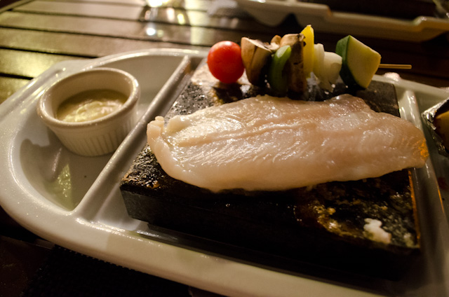 Pescado asado a la piedra en "The Grill" a bordo del Silver Discoverer LUJO LUGARES REMOTOS CRUCEROS EXPLORACION SILVERSEACRUCEROS SILVERSEA EXPEDITIONS CRUCEROS EXPEDICION SILVERSEA CRUCEROS DE LUJO LUGARES REMOTOS CRUCEROS EXPLORACION SILVERSEA CRUCEROS SILVER DISCOVERER CRUCEROS BARCO PEQUEÑO CRUCEROS BUQUES DE LUJO CRUCEROS REMOTOS CRUCEROS UNICOS CRUCEROS MILLONARIOS CRUCEROS PARA RICOS CRUCEROS EXCLUSIVOS #LuxuryCruises #SilverSea #SilverseaExpeditions #SilverDiscoverer #Viajesdelujo #viajesexclusivos #crucerosexploracion #expeditioncruises