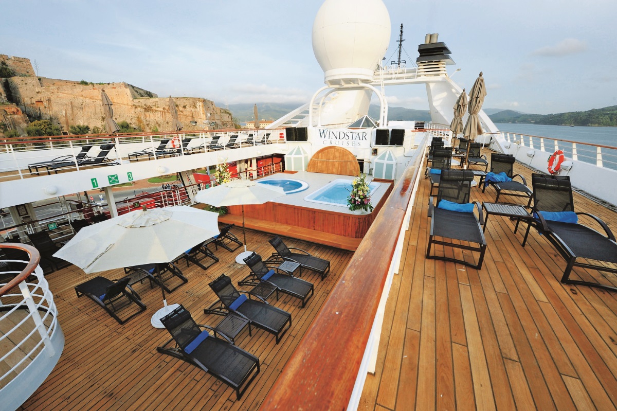 Solarium y zona de piscinas de uno de los Yates de Windstar Cruises CRUCEROS WINDSTAR CRUISES CRUCEROS EN YATE CRUCEROS STAR PRIDE CRUCEROS STAR LEGEND CRUCEROS STAR BREEZE CRUCEROS EN BARCO PEQUEÑO CRUCEROS POCOS PASAJEROS CRUCEROS WINDSTAR YACHT CRUISES YACHT LIFE CRUCEROS PUERTOS PEQUEÑOS CRUCEROS EN YATE CRUCEROS DE LUJO EN YATE CRUCEROS WINDSTAR EN YATES WINDSTAR YACHT CRUISES #CrucerosenYate #YachtCruises #WindstarCruises #LuxuryCruises #CrucerosDeLujo #YachtLuxuryCruises #CrucerosenYate #EventosEmpresa #CharterCruceros #CruiseCharter #GroupCharterCruises #LuxuryCharter #LuxuryTravel #CrucerosDeluxe #CrucerosDeLujo #CrucerosPocosPasajeros #CrucerosExclusivos #CrucerosDeLujo #WindstarCruises #YatesWindstar #WindstarYachtCruises #StarBreeze #StarLegend #StarPride