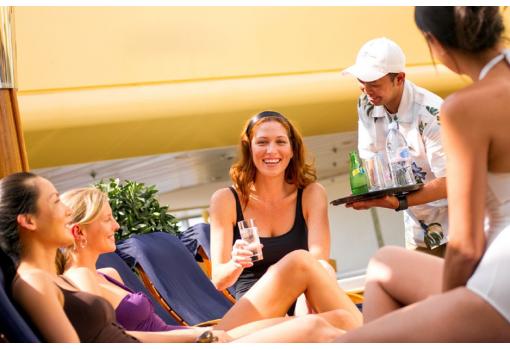 El Pool Bar está situado junto a las piscinas