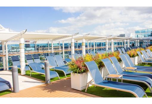 La cubierta de Piscinas ofrece un amplio solarium