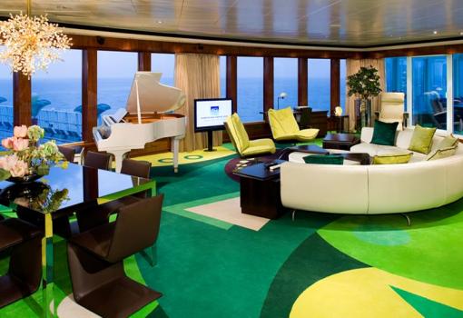 Gran salón de una Suite GardenVilla en el Norwegian Gem