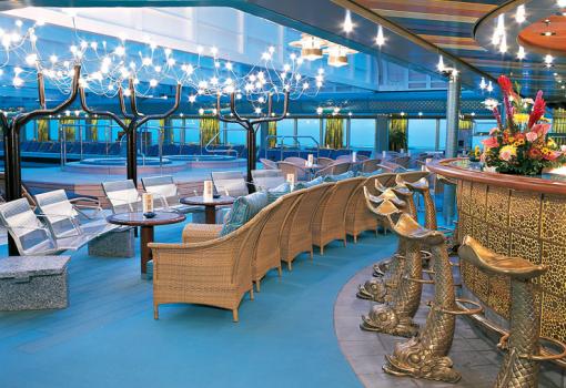 El Lido Bar está situado junto a la Piscina Lido (Midship)