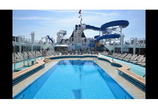 Piscina principal a bordo del Norwegian Bliss
