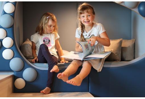 El barco está equipado con una sala de ocio infantil