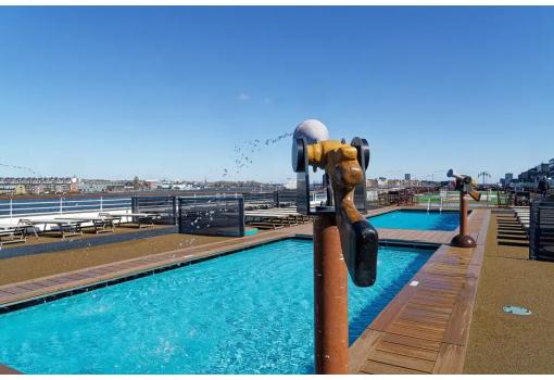 Las amplias piscinas del A-Rosa Sena