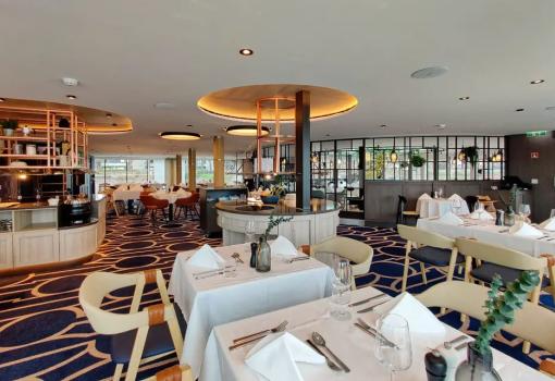 El Buffet A-Rosa Market tiene muchas mesas