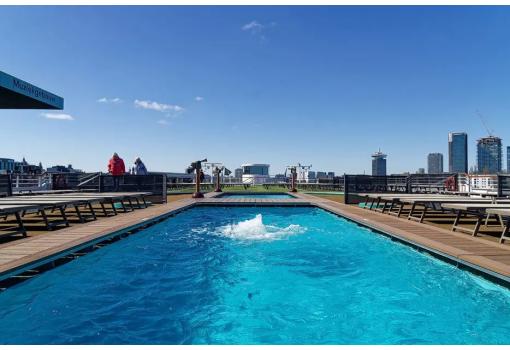 La piscina es enorme, inimaginable en otros buques del Rhin